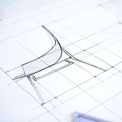 Esboço de uma cadeira desenhado à mão sobre papel quadriculado