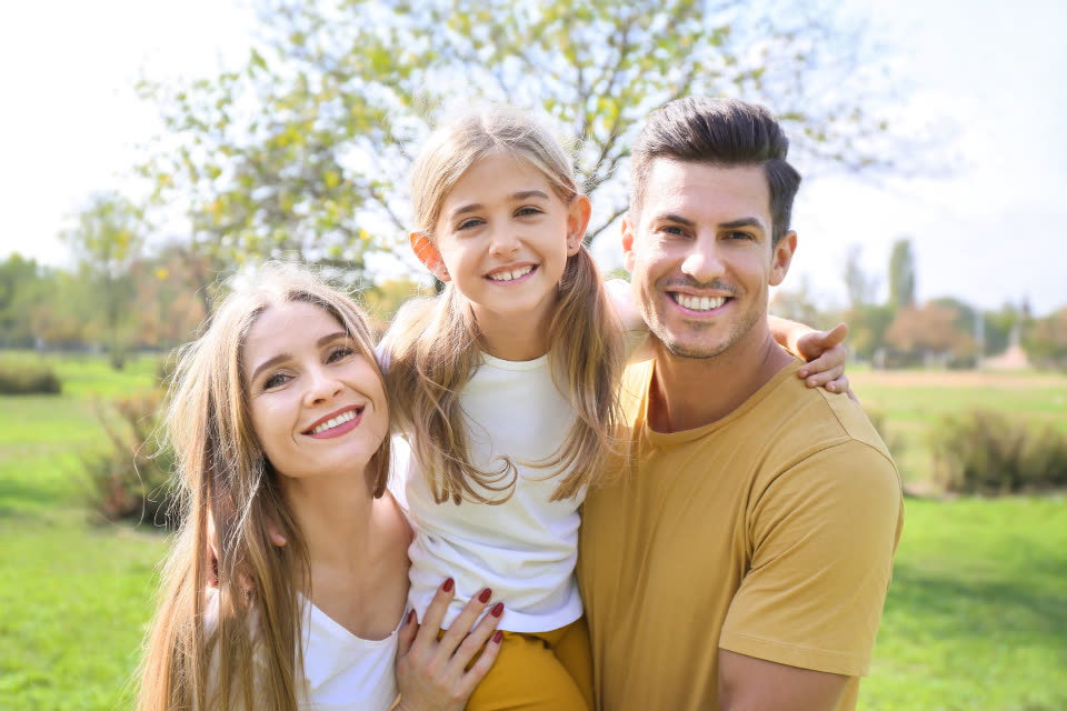 Família sorrindo num parque