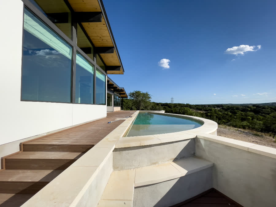 Área externa de casa com piscina