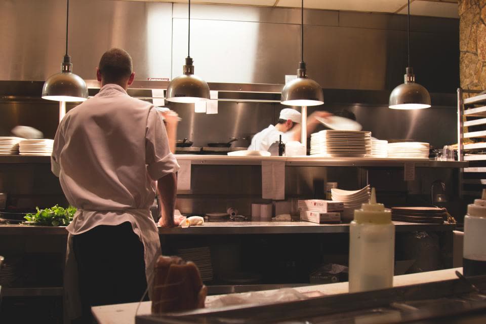 Cozinha do restaurante em funcionamento