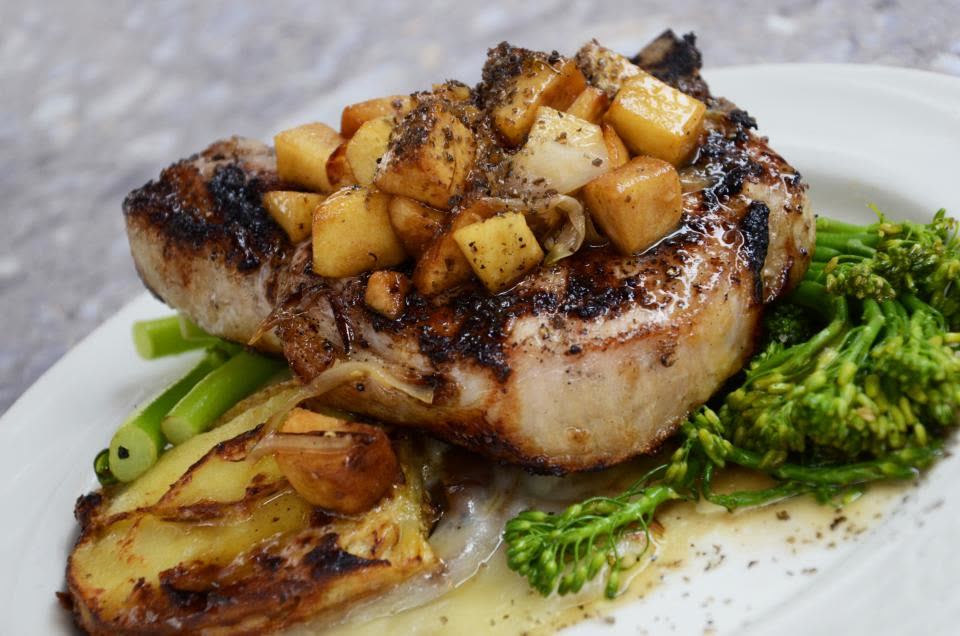 Carne grelhada com batatas e brócolis