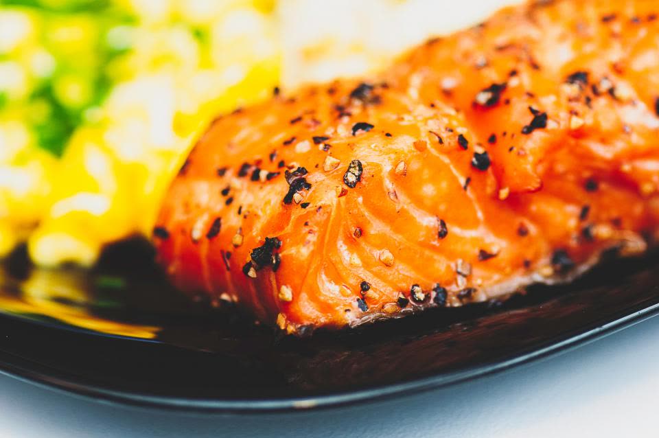Filé de salmão grelhado com crosta de especiarias