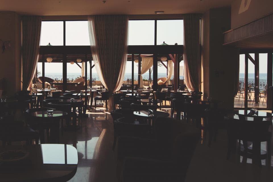 Salão do restaurante com janelas grandes